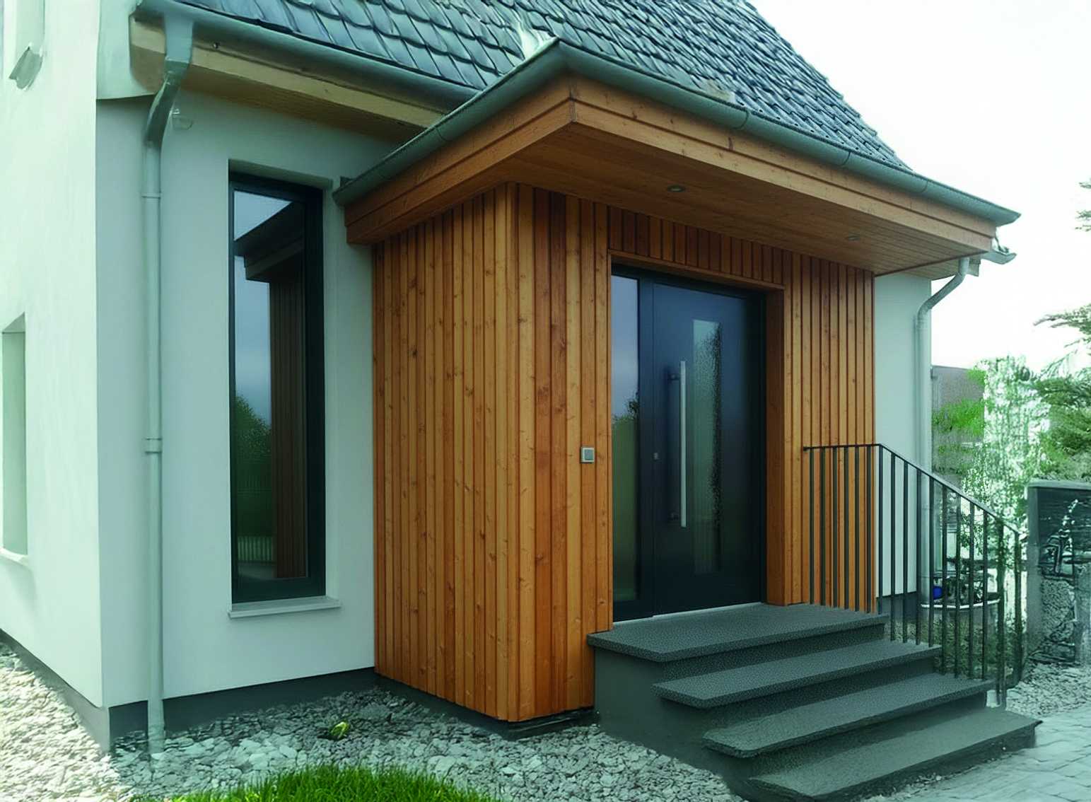Hauseingang mit Holzelementen