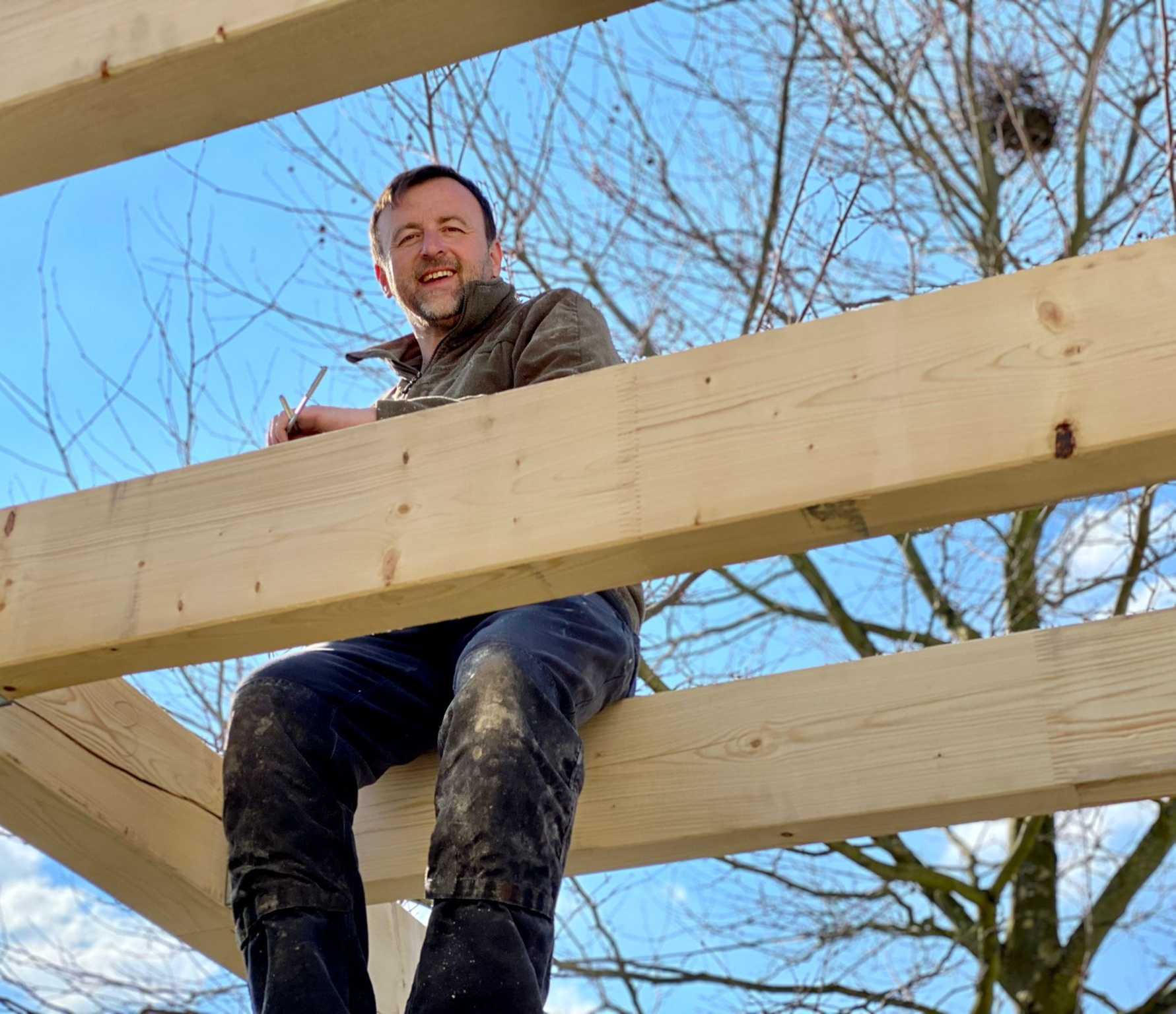 Bernd Mozer beim Holzbau im Freien